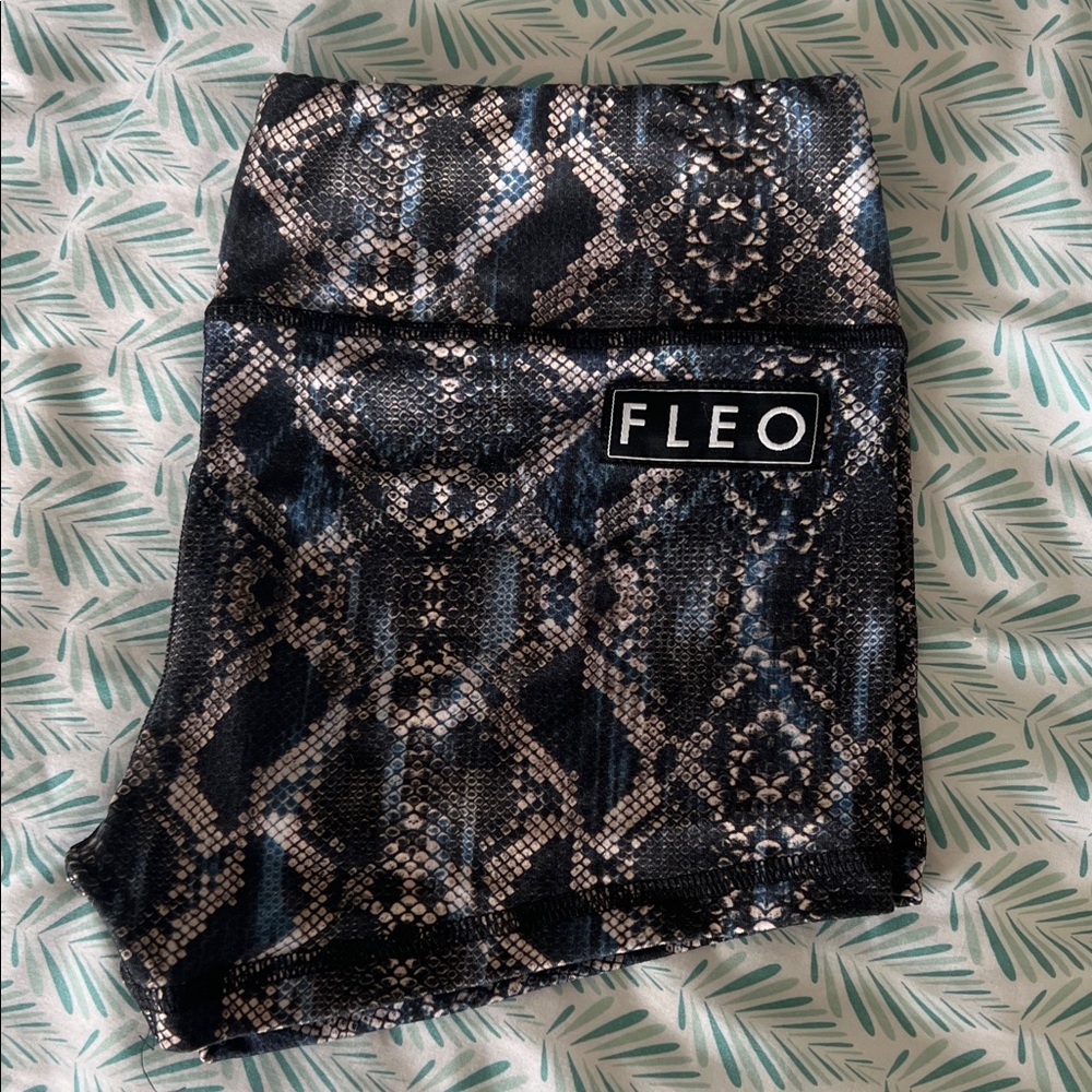 Fleo sz M Snake Print Original 2.5” Shorts